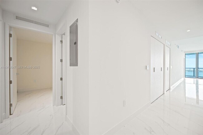 Building Photo - 700 NE 24th St