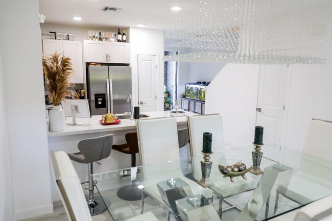 Building Photo - 148 SE 5th Ct