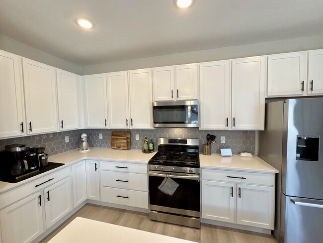Building Photo - 3bd/2.5ba Paired Home in Trailside w/ side yard