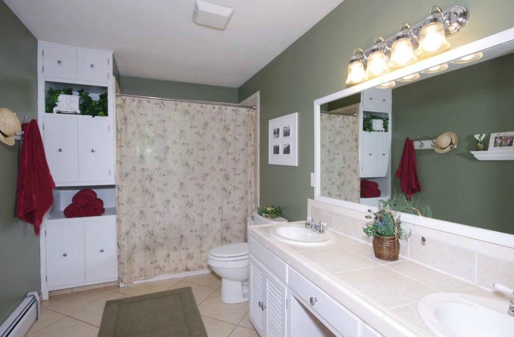 Upstairs Bathroom - 1321 Browning Avenue