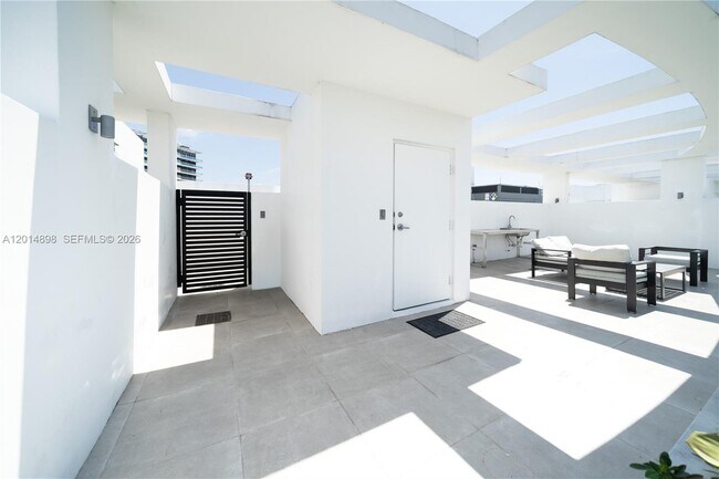 Building Photo - 13800 Highland Dr