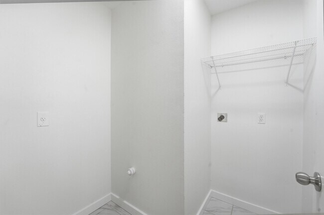 Building Photo - 18385 Ten Oaks Ct