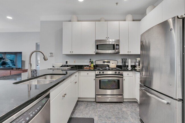 Building Photo - 1300 Grand St