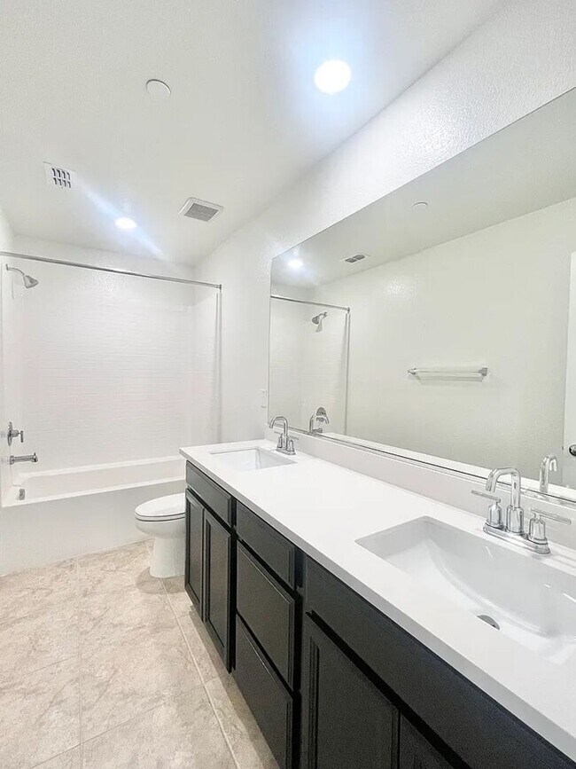 Building Photo - Spacious 4 Bedroom Home in West Roseville ...