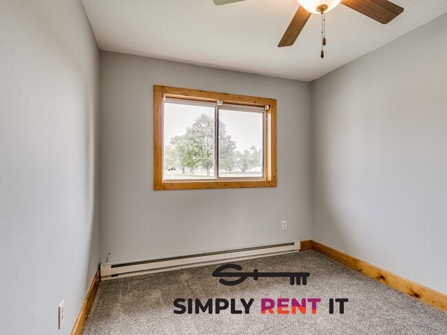 Building Photo - Sunset Ave 3 Bedroom Duplex in Kelley, IA