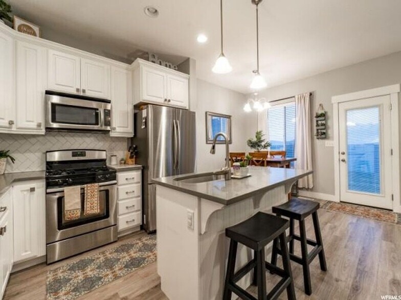 Building Photo - 132 W Silver Springs Dr