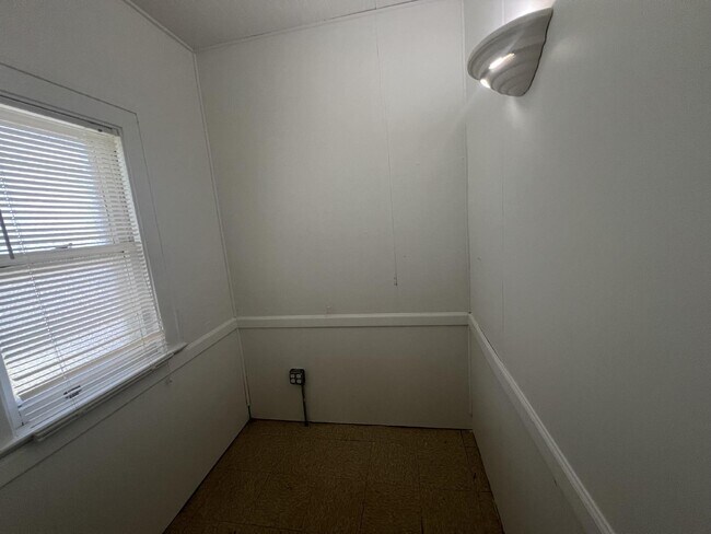 Building Photo - 3 Bedroom/1 Bath Home