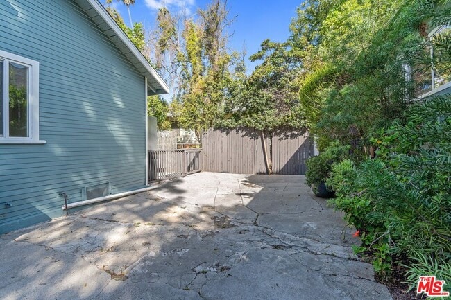 Building Photo - 1242 N Commonwealth Ave