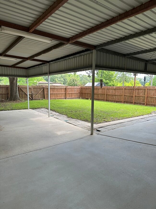 Building Photo - 1009 Roma Dr