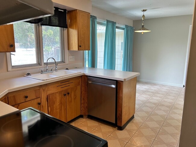 Building Photo - Adorable midtown home!