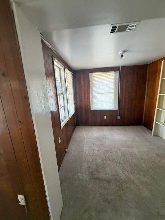 Building Photo - 607 E Gordon St