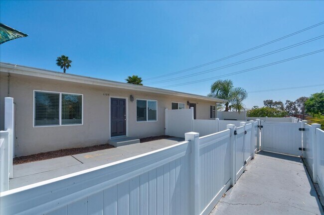 Building Photo - Golden Hill 2 Bed / 1 Bath/ 2 Parking Spac...