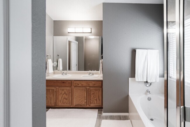 Building Photo - 692 Scheel-