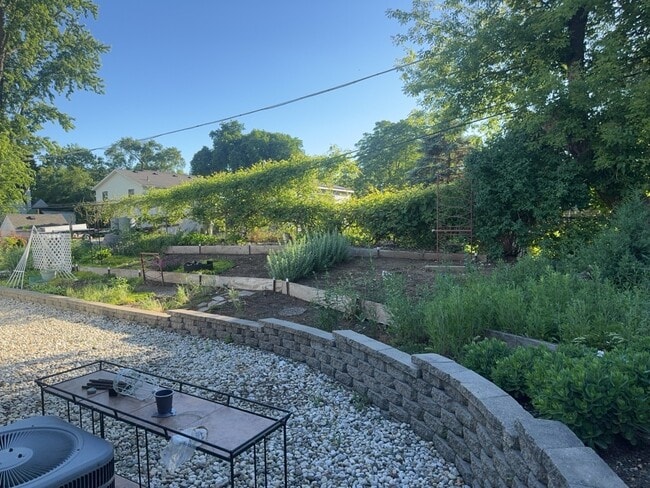 Building Photo - 3829 Eastway Dr