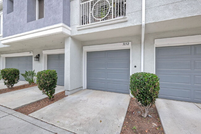 Building Photo - Spacious 2BR/2.5BA Townhome in the desirab...