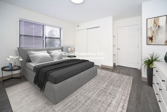 Building Photo - Renovated Gem near NEU with Laundry in Unit.  Hot Water and Internet included.  Cat Friendly