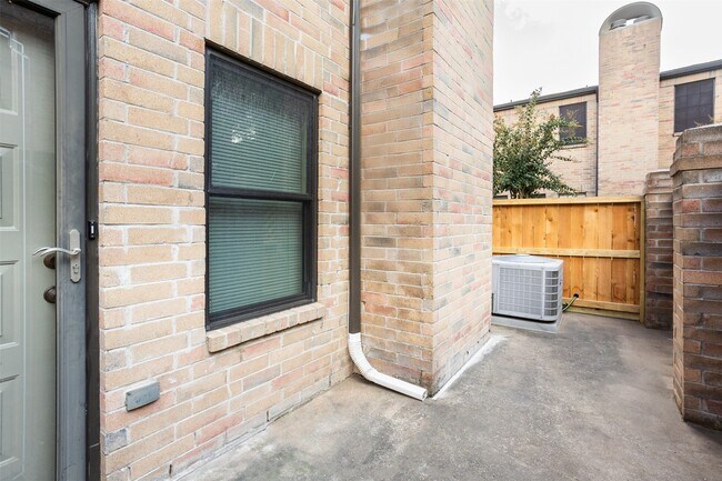 Building Photo - 9800 Pagewood Ln