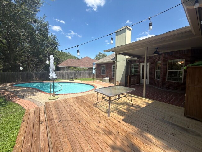 Building Photo - 3 bed 2 bath 2 car garage & pool.