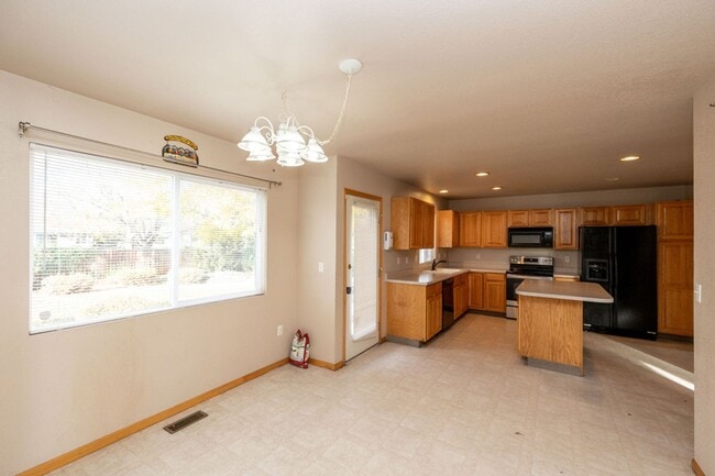 Building Photo - 3 bed, 2.5 bath Home in English Ranch Neighborhood