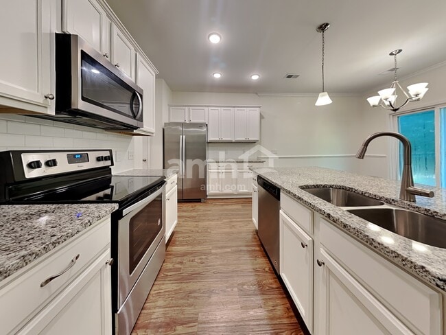 Building Photo - 1009 Theodore Rd