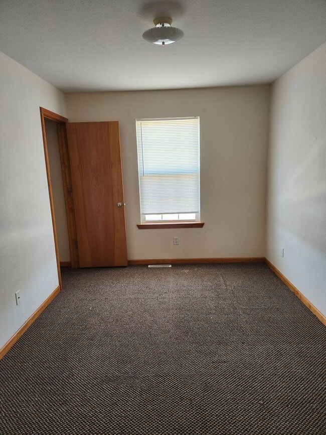 Building Photo - 3206 Elm Grove Dr