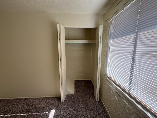 Building Photo - Holiday Gardens Townhome