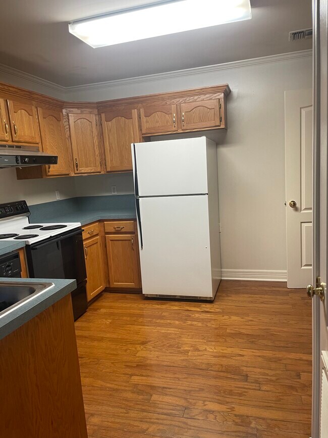 Building Photo - 617 N State St