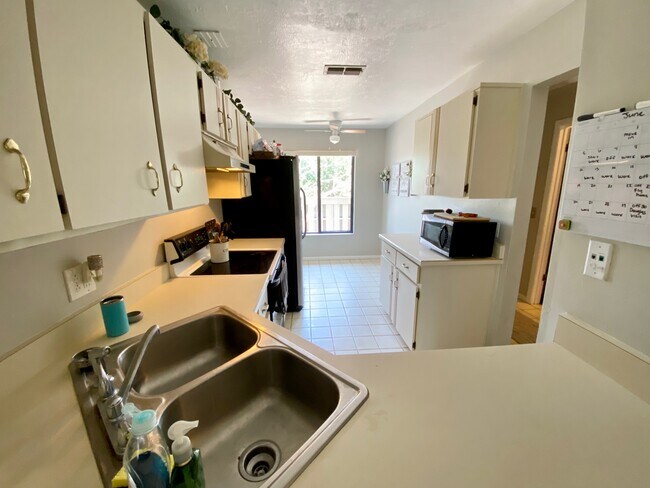 Building Photo - 251 Orange Grove Dr