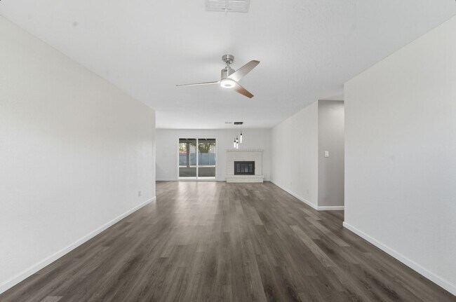 Building Photo - Beautiful Glendale Home With Pool!