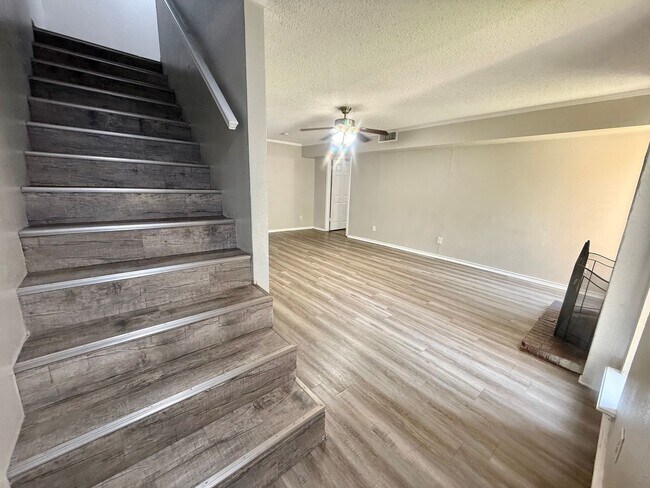 Building Photo - 1102 Lilac Dr