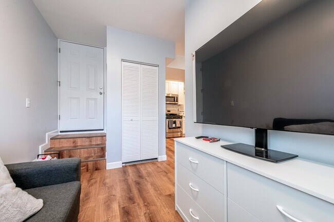 Building Photo - 7331 N Honore St