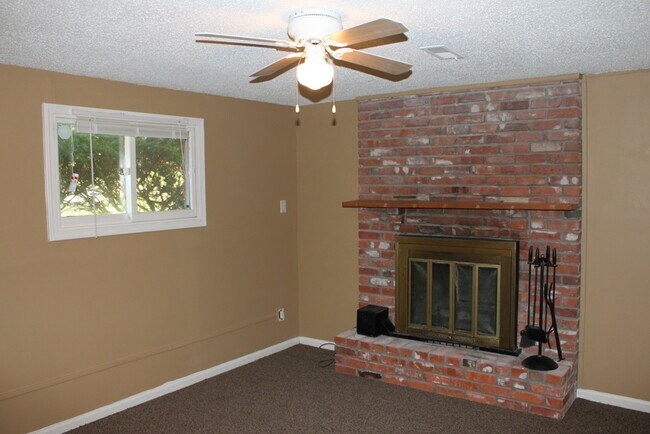 Building Photo - AVAILABLE NOW! Beautiful 3 Bedroom Home in...