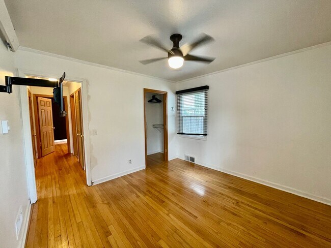 Building Photo - Cute Classic 1950s 2 Bd 1 Ba House + Bonus Room w/ Washer & Dryer, AC and Fenced Spacious Yard!