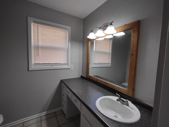 Building Photo - Large Updated 4 Bedroom Home Off University