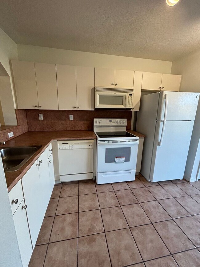 Building Photo - Beautiful 2/2 First-Floor Condo with Lake View in Homestead FREE APPLICATICATION FEE.