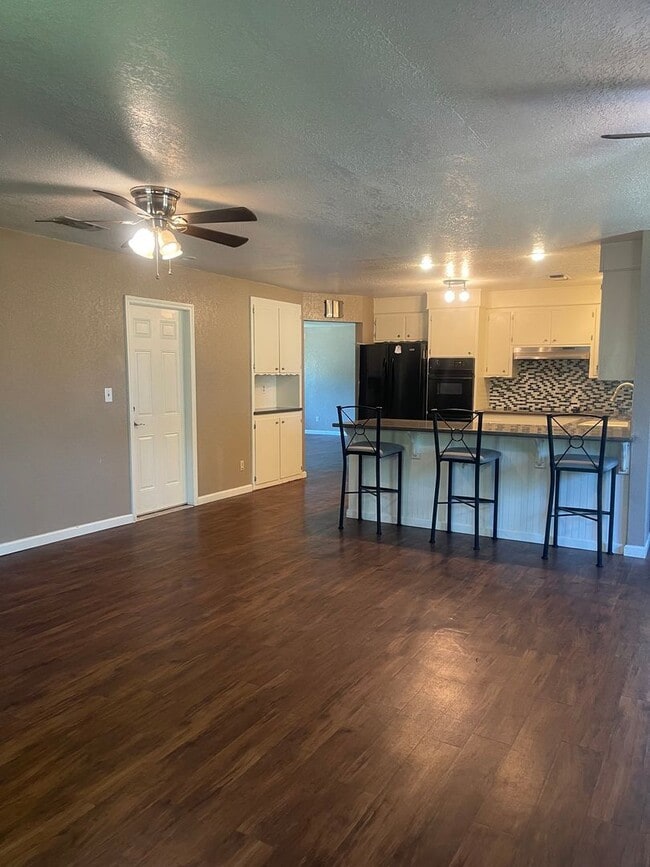 Building Photo - LARGE 4 BEDROOM 2 BATHROOM HOME IN THE PEPPERTREE SUBDIVISION