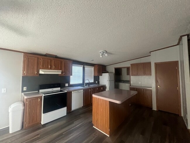 Building Photo - Peden Point/Mrytle Grove/Masonboro Loop South Wilmington 2 garage garage! Oak Trees! Covered Porch!