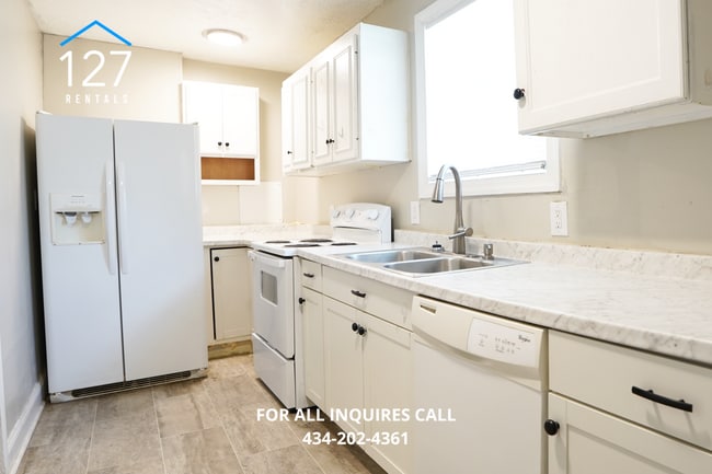 Building Photo - Comfortable 3BR Lynchburg Duplex with Easy Access to City Amenities