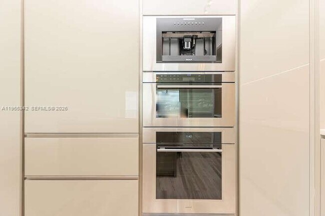 Building Photo - 18975 Collins Ave