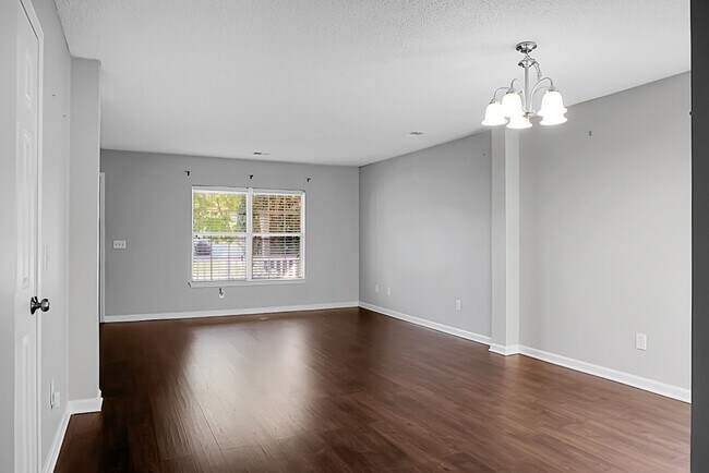Building Photo - Spacious 2 Story, 4 BR, 2.5 BA, 2 Car Gara...