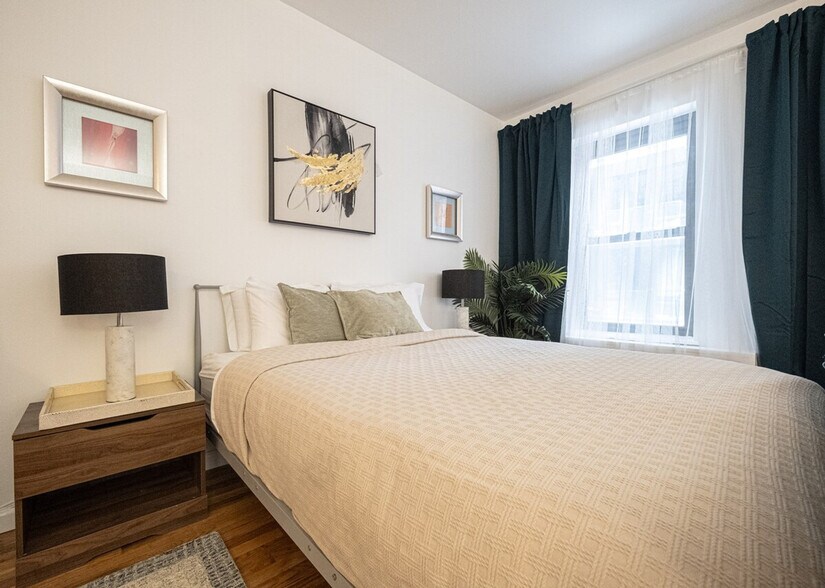 Building Photo - 305 E 95th St