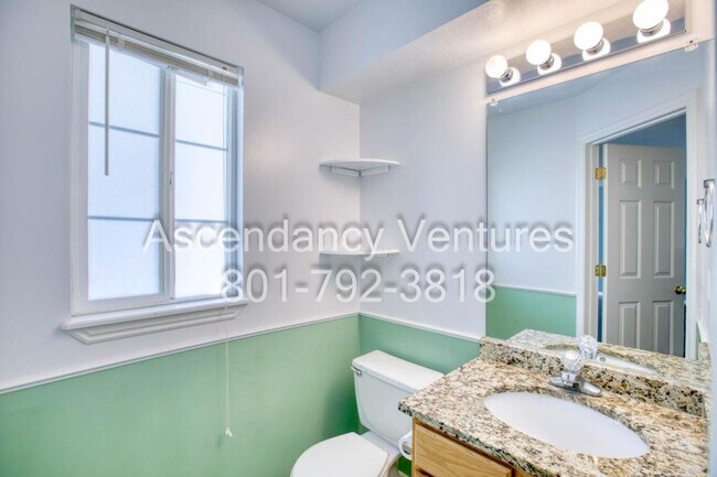 Building Photo - 1483 N Clemente Wy