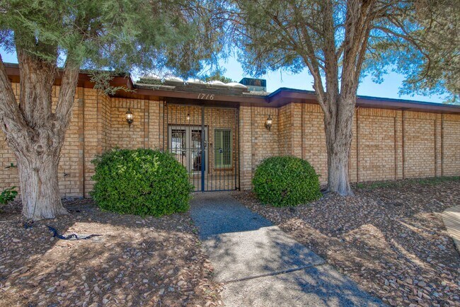 Building Photo - Stunning eastside rental in highly desirable area!