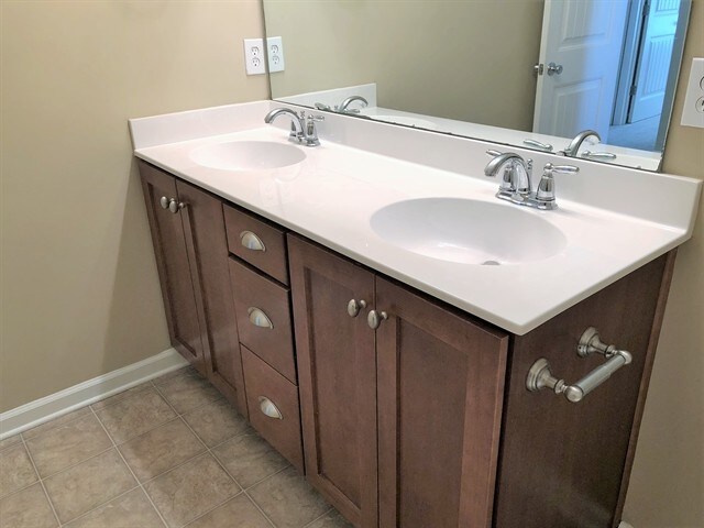 Building Photo - 8824 Shadowglen Dr