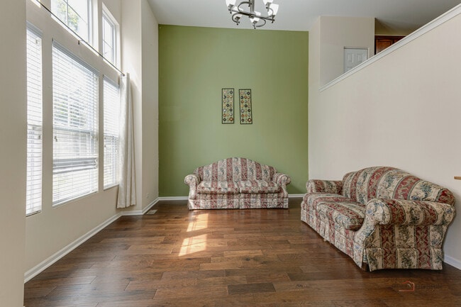 Building Photo - 533 Plaza Pl