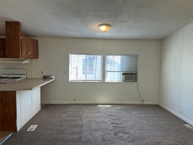 Building Photo - 3 bedroom 2 bath in Hamilton City with fru...