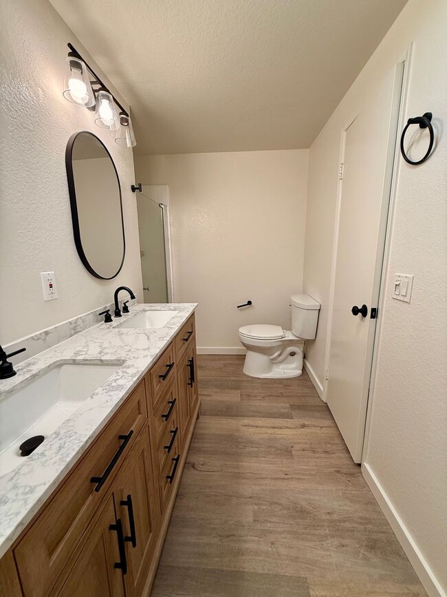 Building Photo - Updated 3-Bedroom Tri-Level Condo w/Bonus Room, Laundry & Garage in Prime Chatsworth!