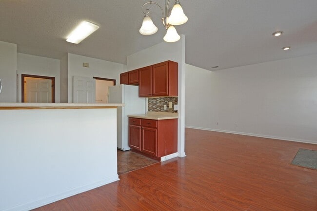 Building Photo - Beautiful 3-Bed 3-Bath Townhouse in Shakopee - Available Now!