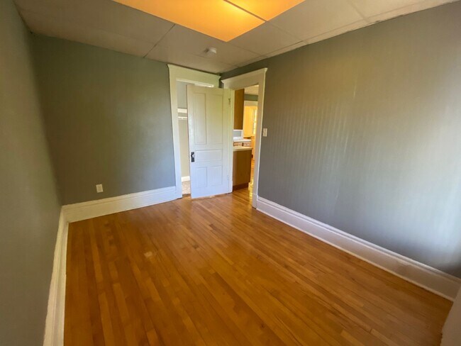 Building Photo - 920 E 5th St