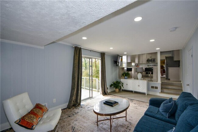 Building Photo - 643 Navarre Dr